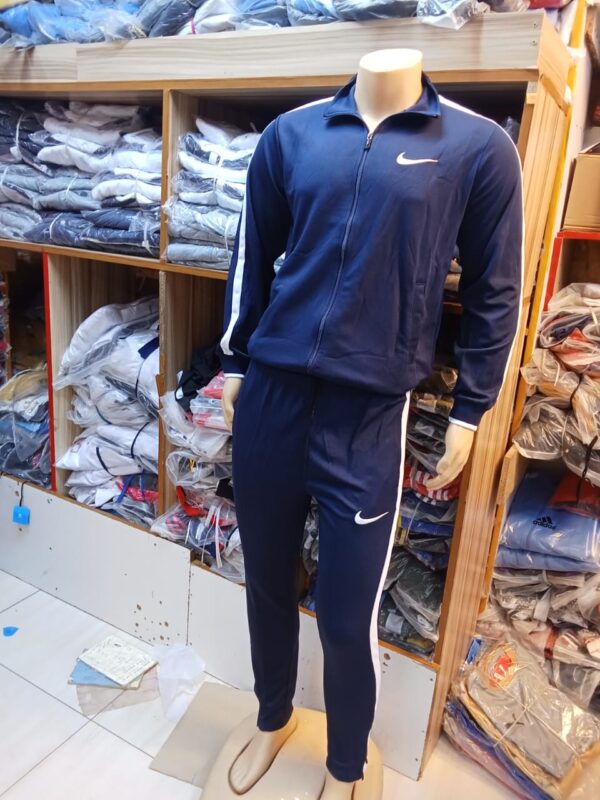 Sports Tracksuits – Versatile Performance Gear for Training, Travel & Streetwear