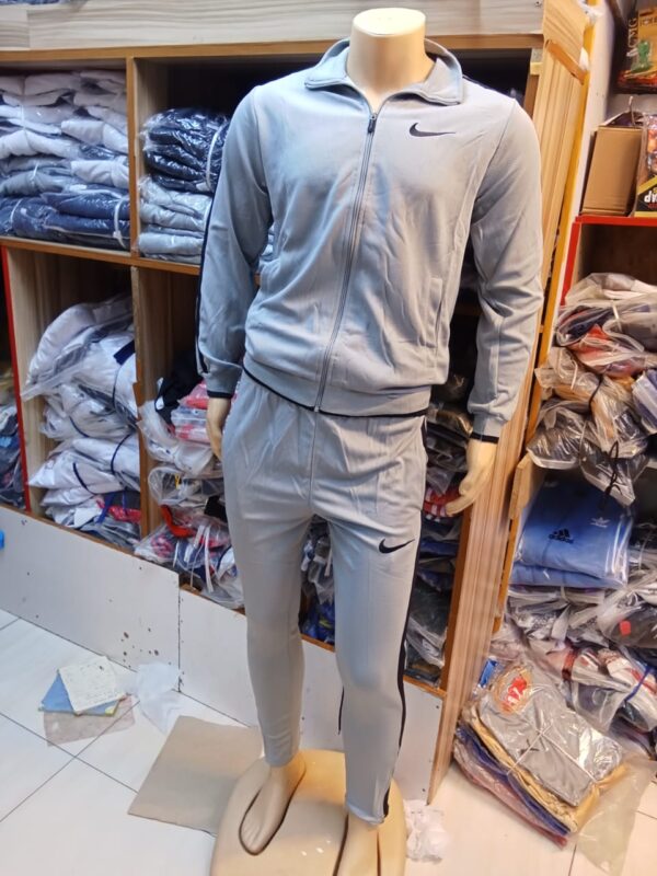 Sports Tracksuits – Versatile Performance Gear for Training, Travel & Streetwear