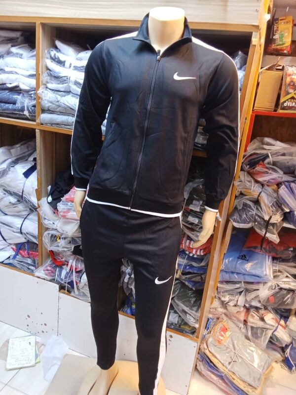 Sports Tracksuits – Versatile Performance Gear for Training, Travel & Streetwear