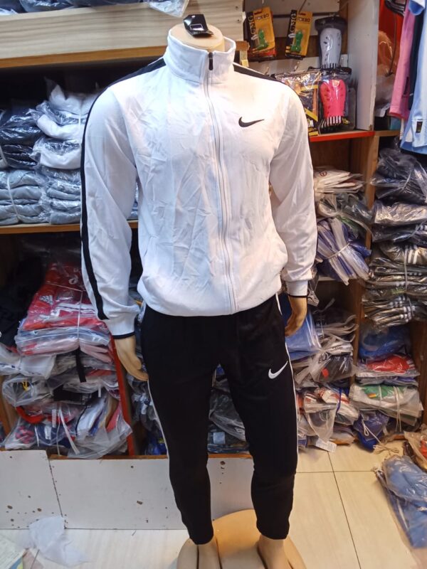 Sports Tracksuits – Versatile Performance Gear for Training, Travel & Streetwear