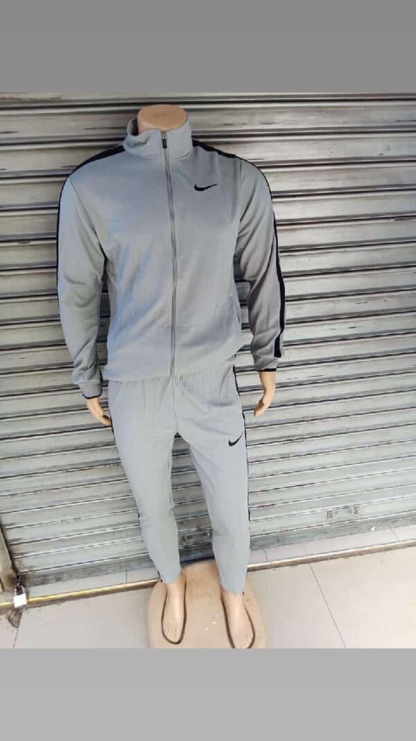 Sports Tracksuits – High-Performance Athletic Wear for Training, Travel & Everyday Comfort